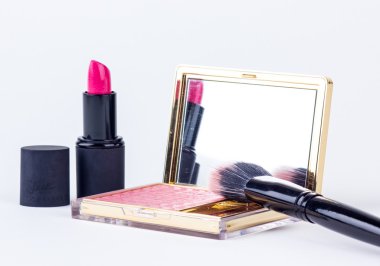 kozmetik paletleri ve üzerinde beyaz izole fırçalar