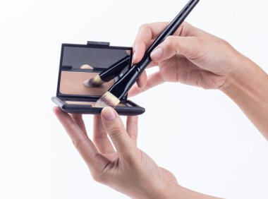 kozmetik toz fırçası allık paleti üzerinde beyaz izole