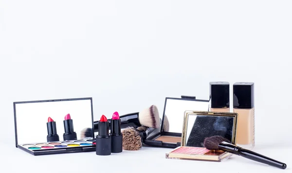 Palettes cosmétiques et brosses isolées sur blanc — Photo