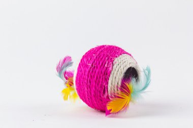 Beyaz arka plan üzerinde izole küçük bir kedi yavrusu için oyuncak topu fare