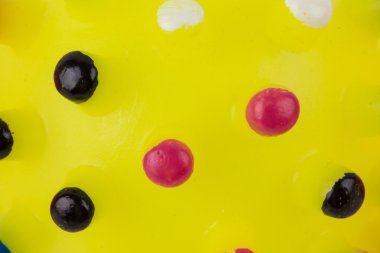 Evcil hayvan beyaz izole kauçuk oyuncaklar