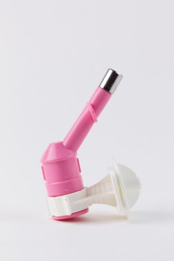 Araçlar ve oyuncaklar için pets beyaz zemin üzerine