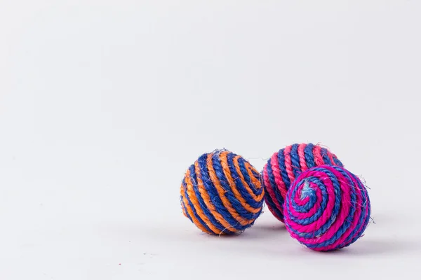 Pelota de juguete para gatito aislado sobre fondo blanco — Foto de Stock