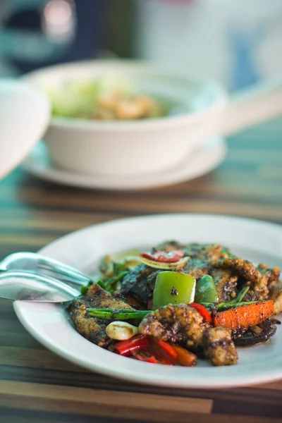 Rindfleisch mit buntem Gemüse auf einem hölzernen Esstisch. — Stockfoto