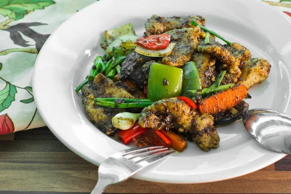 Carne cansada con vegetales coloridos en una mesa de comedor de madera . — Foto de Stock