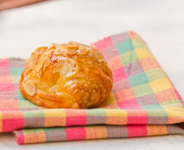 kumaş üzerine ekmek.