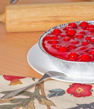 ahşap masa mutfak araçları ile Ahududu peynir pasta.