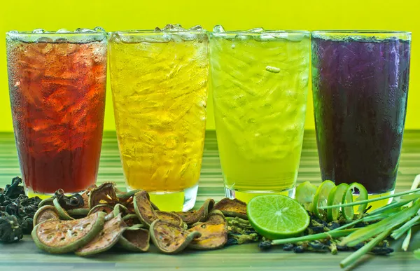 Traditionele Thaise drank, fruit en kruiden koud drankje. — Stockfoto