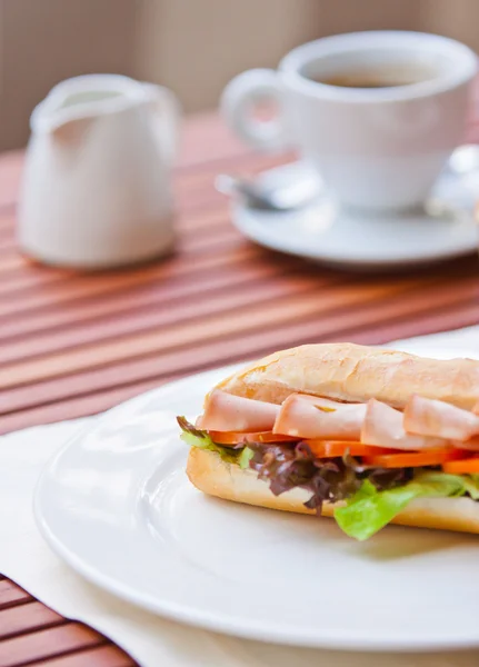 Sandwich mit Schinken und frischem Gemüse isolieren auf weißem Hintergrund. — Stockfoto