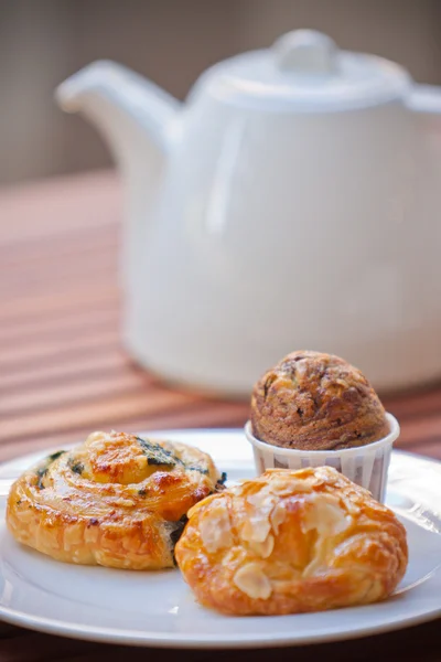 Sarapan dengan kopi dan croissant dalam keranjang di atas meja — Stok Foto