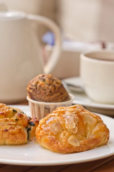 Desayuno con café y croissants en una canasta en la mesa — Foto de Stock