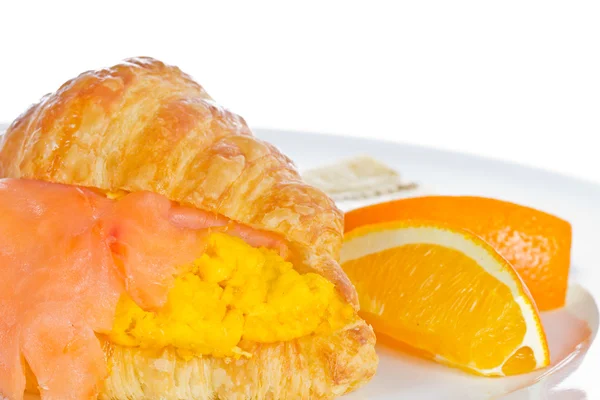 Pan y salmón con aislado de naranja sobre fondo blanco . — Foto de Stock