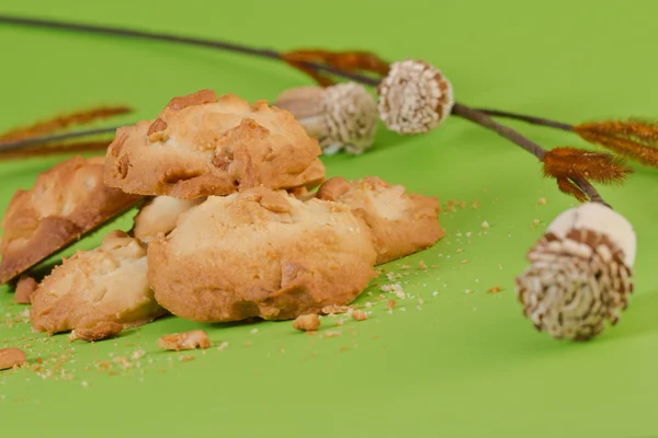 Cookies på grön bakgrund. — Stockfoto