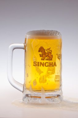 fıçı veya taslak bira şişesi üzerinde su damlası ile