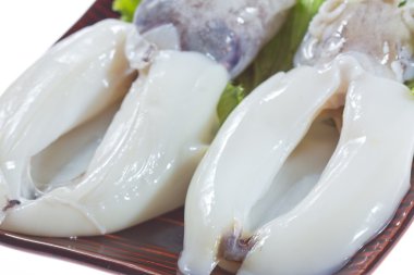 haşlanmış kalamar salata yaprakları ile