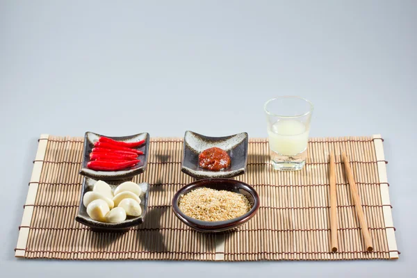 Πλευρά πιάτα με το τσίλι και σκόρδο — Φωτογραφία Αρχείου