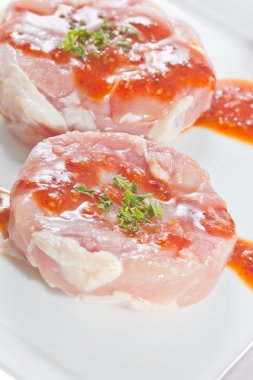 dereotu ve maydanoz beyaz zemin üzerine izole çiğ tavuk