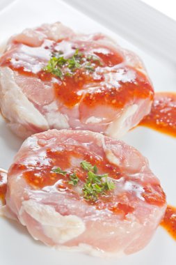 dereotu ve maydanoz beyaz zemin üzerine izole çiğ tavuk