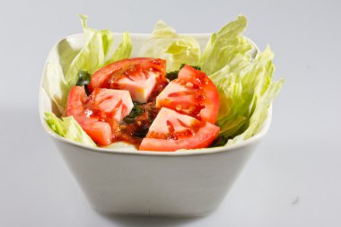 Tayland yemekleri salata ve sos izole beyaz zemin üzerine.