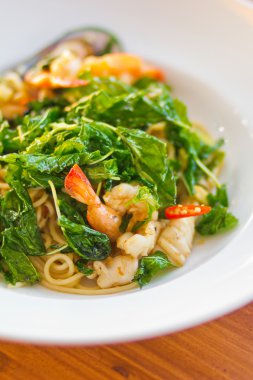 Baharatlı karidesli spagetti