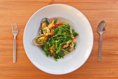 Baharatlı karidesli spagetti