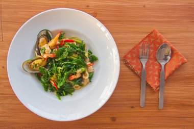 Baharatlı karidesli spagetti