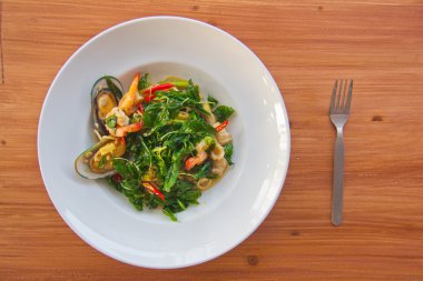 Baharatlı karidesli spagetti