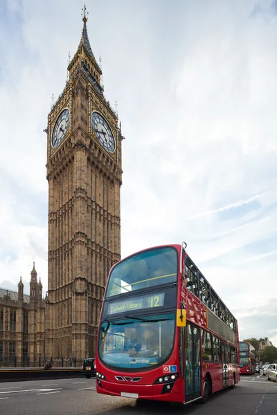 Big Ben avec double étage rouge à Londres, Royaume-Uni — Photo
