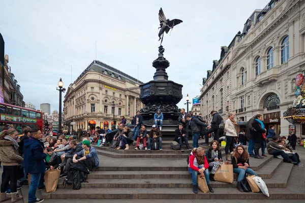 Piccadilly circus w Londynie. Pomnik fontanna z anteros — Zdjęcie stockowe