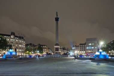 Trafalgar Meydanı'na ve akşam nelson sütunu.