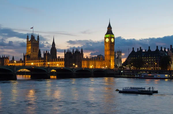 Paesaggio urbano del Big Ben e Westminster Bridge con il Tamigi. L — Foto Stock