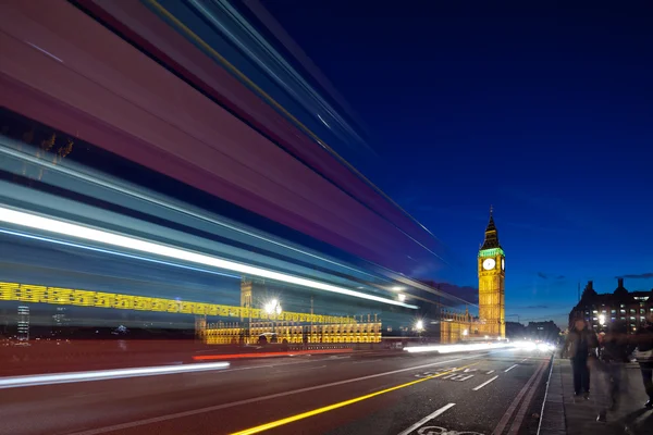 Big Ben behind light beams at twilight time, London, UK — Stock Photo, Image