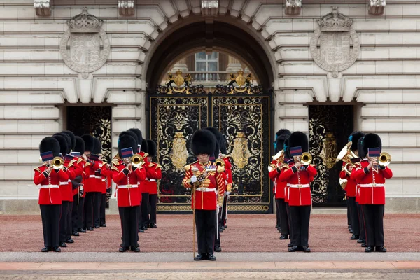 Královská garda v Buckinghamském paláci — Stock fotografie