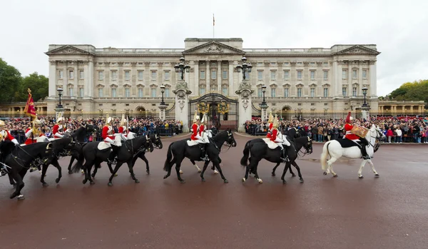 Królowa w królewskiej gwardii konnej jazdy przeszłości Buckingham Palace — Zdjęcie stockowe