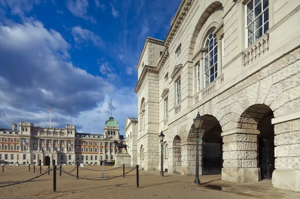 At Muhafızlar geçit binalar, Londra, İngiltere — Stok fotoğraf