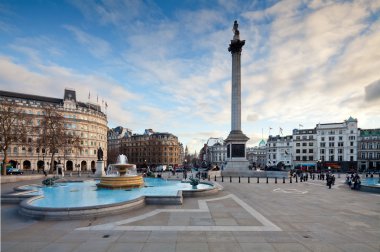 Trafalgar Meydanı'na ve akşam nelson sütunu