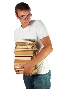 kitap yığını tutan gözlüklü genç adam