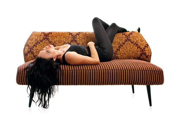 Bella ragazza su un divano — Foto Stock
