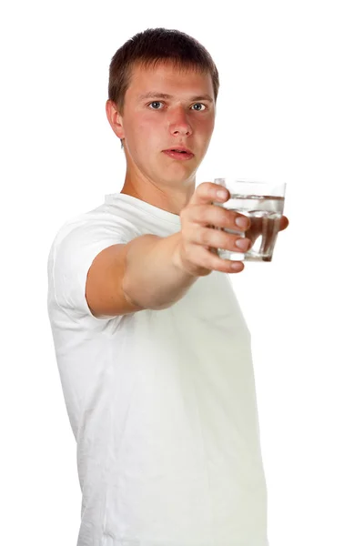 Jonge man die geeft een glas water — Stockfoto