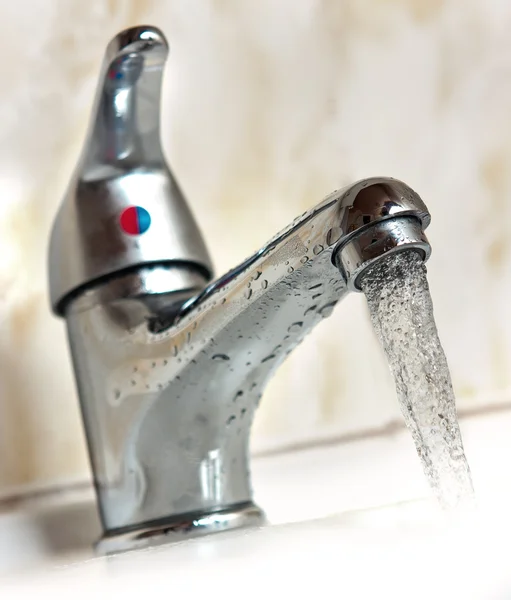 Wasser läuft aus dem Wasserhahn — Stockfoto