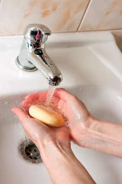 Мытье рук с мылом — стоковое фото