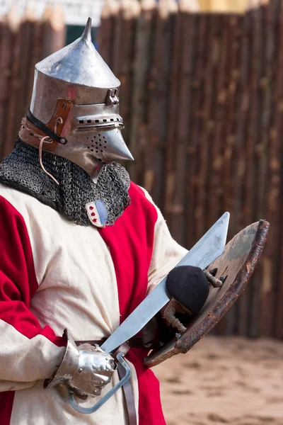 Ridder in pantser met schild en zwaard — Stockfoto