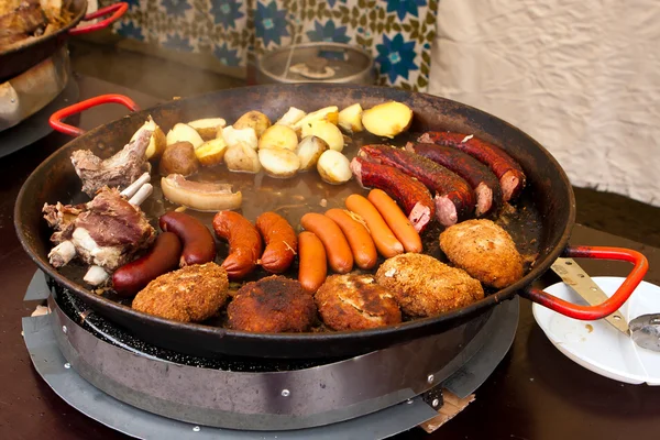 Patatas, embutidos, carne y albóndigas en la sartén — Foto de Stock