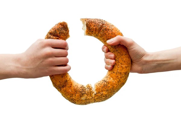 Hände brechen Ringbrot — Stockfoto