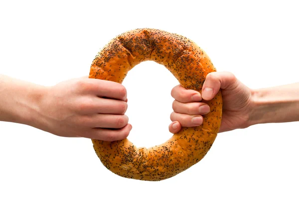 Mani che tengono il pane anello — Foto Stock