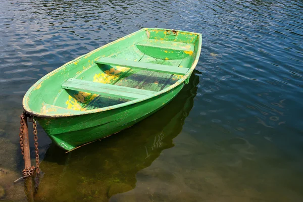 Velho barco de madeira no lago — Fotografia de Stock