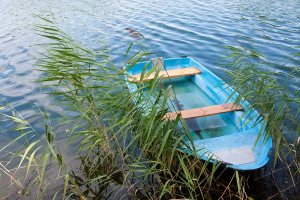 Barca di legno blu sul lago — Foto Stock