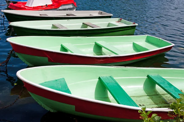 水に木製のボート — ストック写真