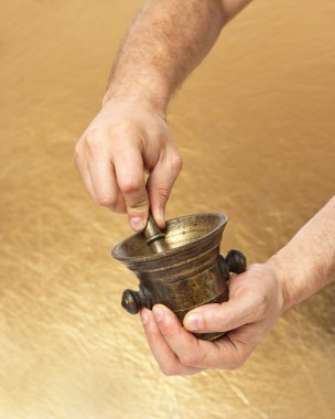 adam el eski harç havaneli ile yakın çekim