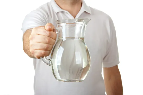 Masculino em camisa branca dando jarro de água — Fotografia de Stock